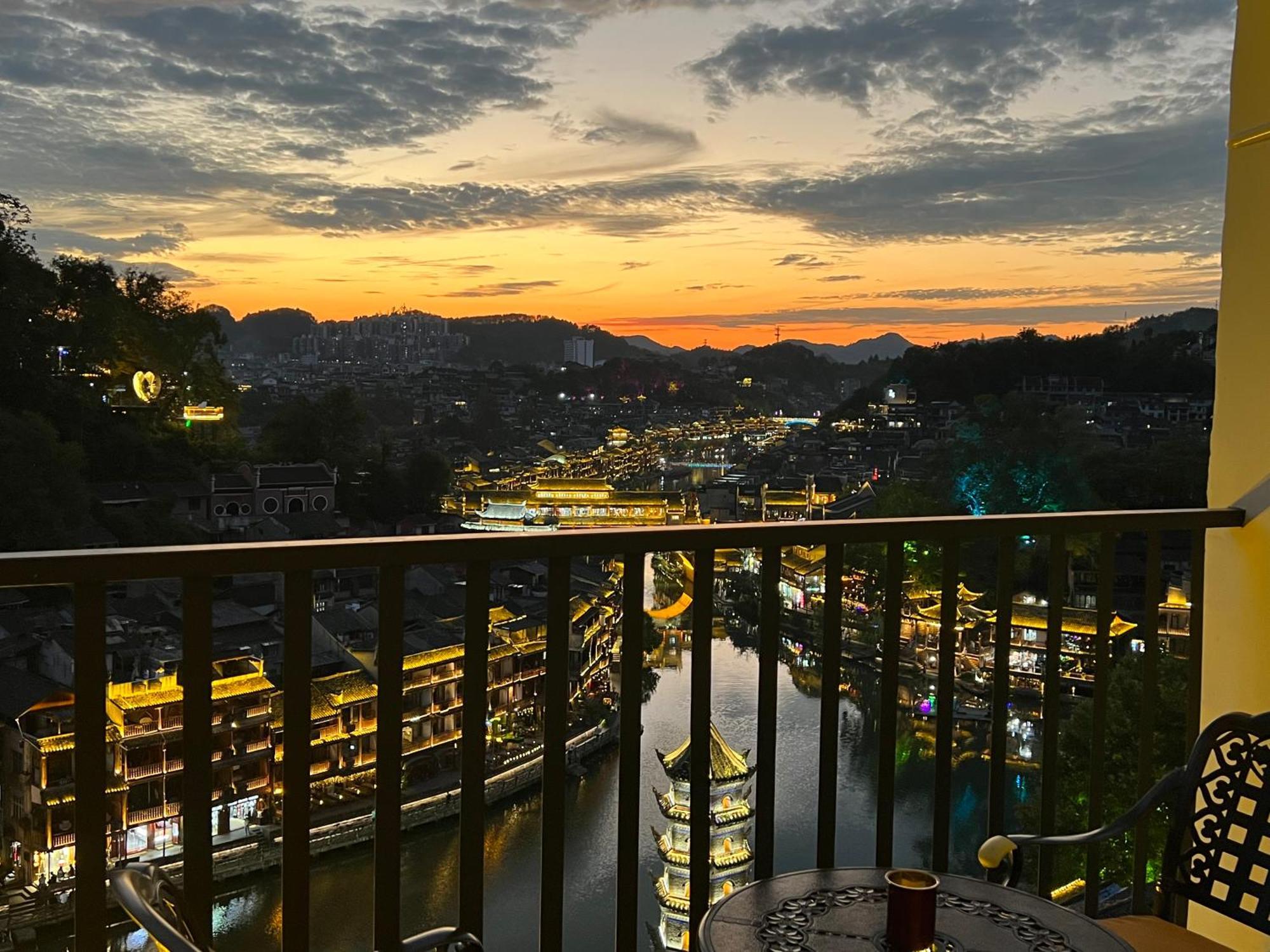 Phoenix Best River View B&B 鳳凰県 エクステリア 写真